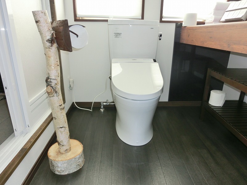 トイレと白樺の木で作った紙巻器